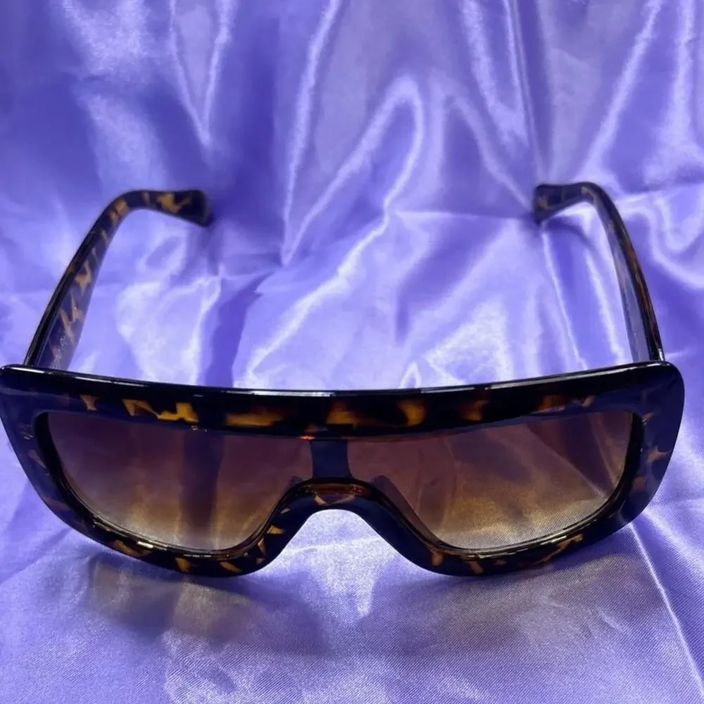 Oversized shield sunglasses in glossy tortoise shell Mobling y2k futurism scene